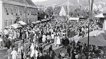 Das erste Oberkircher Weinfest fand 1949 zwischen der Unteren Linde und der Obstmarkthalle (heutige Erwin-Braun-Halle) statt.