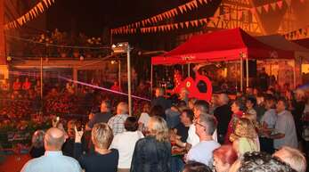 Eine Lasershow faszinierte am Samstagabend zahlreiche Besucher des Bachfests im malerischen Ambiente der Bachanlage.