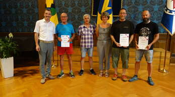 Bürgermeister Thomas Geppert (von links) ehrte die erfolgreichen Stadtradler Martin Merk, Vincenzo und Helga Milazzo, Henning Hermes und Thilo Schwarz.
