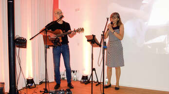 Sibylle und Bodo Schaffrath animierten im gut besetzten Schiltacher Martin-Luther-Haus mit Flöte, Gitarre und Gesang ihr Publikum zum Raten und Mitsingen bekannter Songs und Evergreens. 