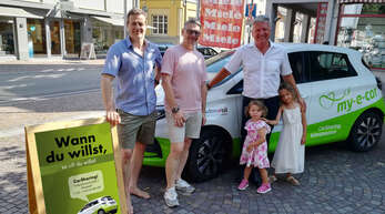 Sven Götz (von links) und Frank Breig haben das Modell Car-Sharing auf dem Wochenmarkt vorgestellt. Bürgermeister Wolfgang Hermann steht voll dahinter. 