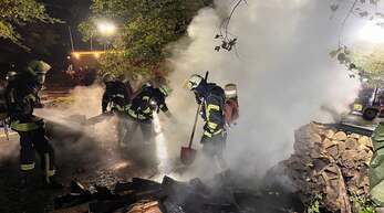 Einen in Brand geratenen Holzstapel hatte die Hausacher Feuerwehr am Dienstag früh morgens zu löschen. Die Polizei geht von Brandstiftung aus. ⇒Foto: Feuerwehr Hausach