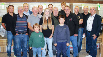 12. Pokalschau des Kleintierzuchtvereins C 534 in Berghaupten Gruppenbild der Sieger (von links): Karl-Heinz Benz, Benno Stucky, Dietmar Bertsch, Bernd Welle, Anton Jehle, Albert Höpf, Luna Bauer, Martin Wohlgenannt, Armin Neuhauser, Oskar Jehle, Marcus Bischler, Reinhard Benz, Florian Höpf, Klaus Bauer und Manfred Graf.