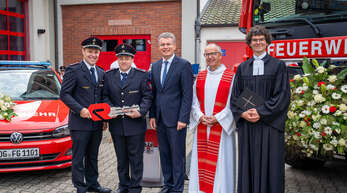 Die Kommandanten Felix Willmann (Gesamtwehr) und Frank Sepp (Abteilung Gengenbach) erhielten beim Brandschutztag symbolisch von Bürgermeister Thorsten Erny Fahrzeugschlüssel. Die Pfarrer Erwin Schmidt (katholisch) und Moritz Martiny (evangelisch) hatten zwei neue Fahrzeuge geweiht.