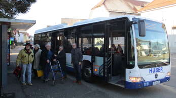 Der Marktbus bot einen kostenlosen Service der Gemeinde an (hier die Jungfernfahrt mit dem ehemaligen Bürgermeister Klaus Jehle). Letztlich war die Resonanz zu gering. Jetzt versucht es Hohberg mit einem Bürgerbus.