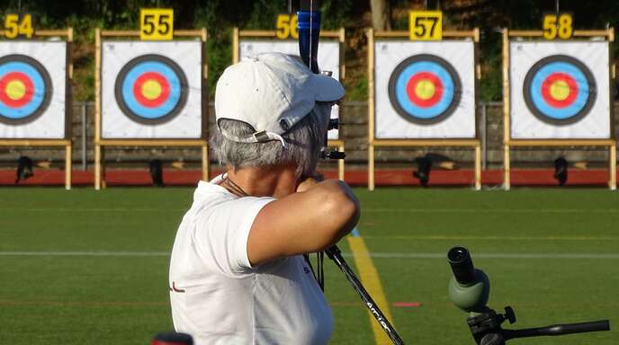 Lokalsport Bogenschießen Sabine Herm Vom Bsc Zell Mit Starker Dm Premiere Nachrichten Der 