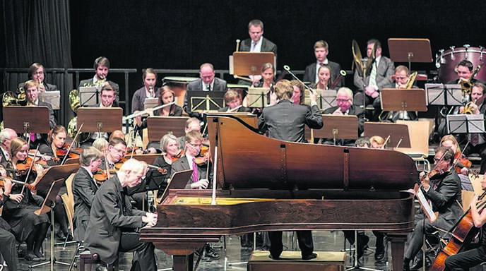 Ein berührendes Weihnachtskonzert mit magischen Momenten gab das Collegium Musicum in der Erwin-Braun-Halle am Sonntagabend.