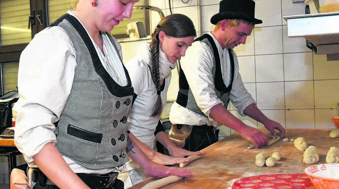 Kinzigtal Bäckergesellen auf der Walz bei der Bäckerei Waidele